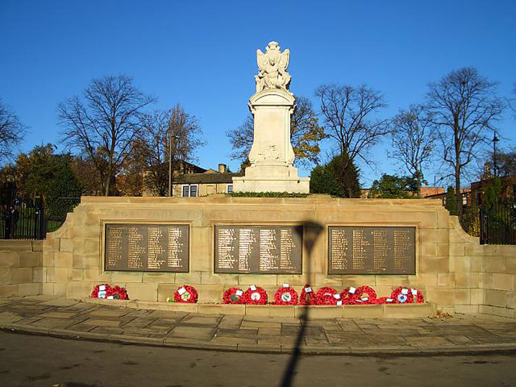 The Cenotaph situated in Cleckheaton's Memorial Park (2)