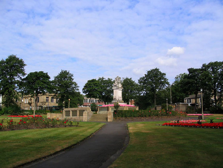 The Cenotaph situated in Cleckheaton's Memorial Park (3)