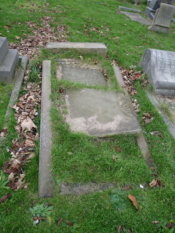 Lieutenant Macdonald's Grave in Blackpool (Layton) Cemetery