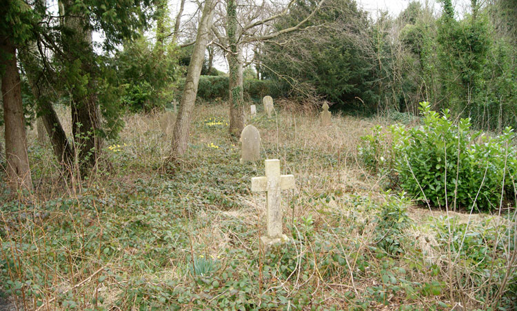 Private Newton's grave in Durham (St. Giles) Churchyard Extension, - centre background