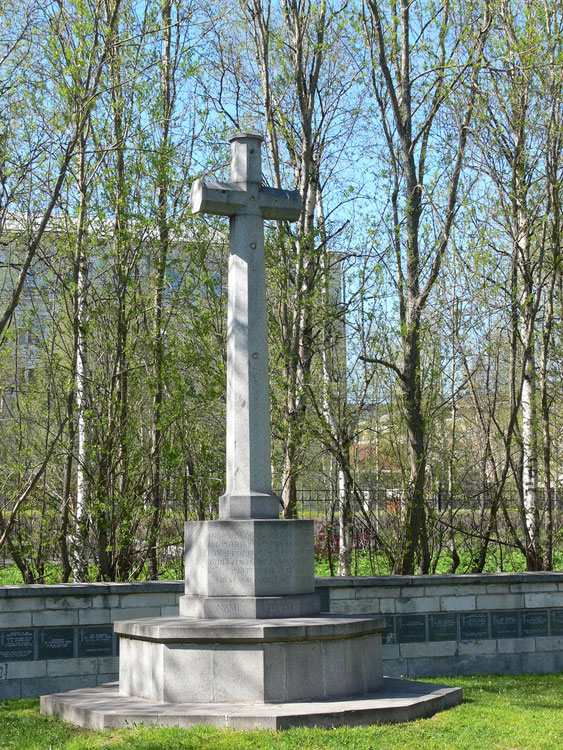 The Cross of Sacrifice in Archangel Allied Cemetery. Behind the Cross can be seen the wall containing Special Memorials.