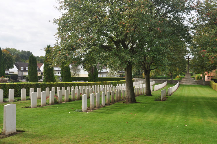 Avesnes-le-Comte Communal Cemetery Extension - 1