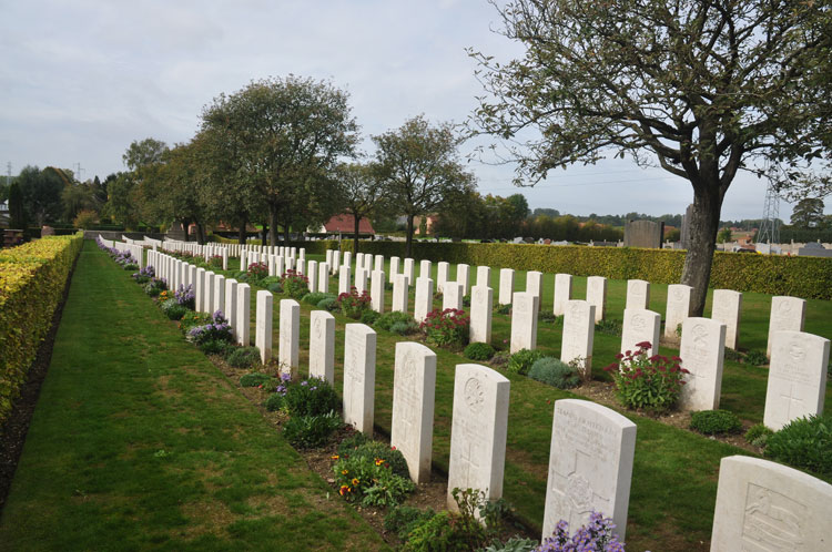 Avesnes-le-Comte Communal Cemetery Extension - 2