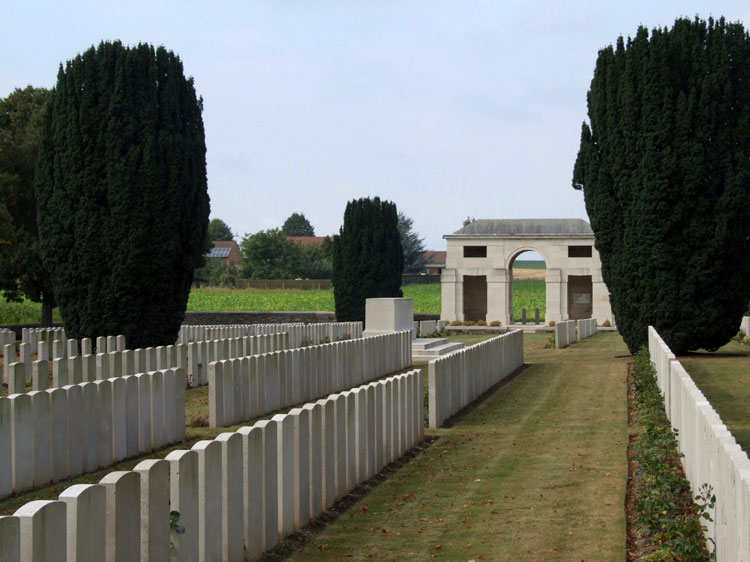 Brown's Copse Cemetery, Roeux (1)