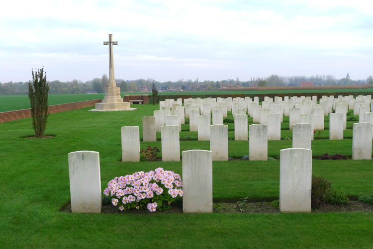 Cambrin Military Cemetery (2)