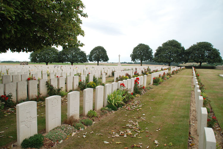 Rocquigny-Equancourt British Cemetery, Manancourt (2)