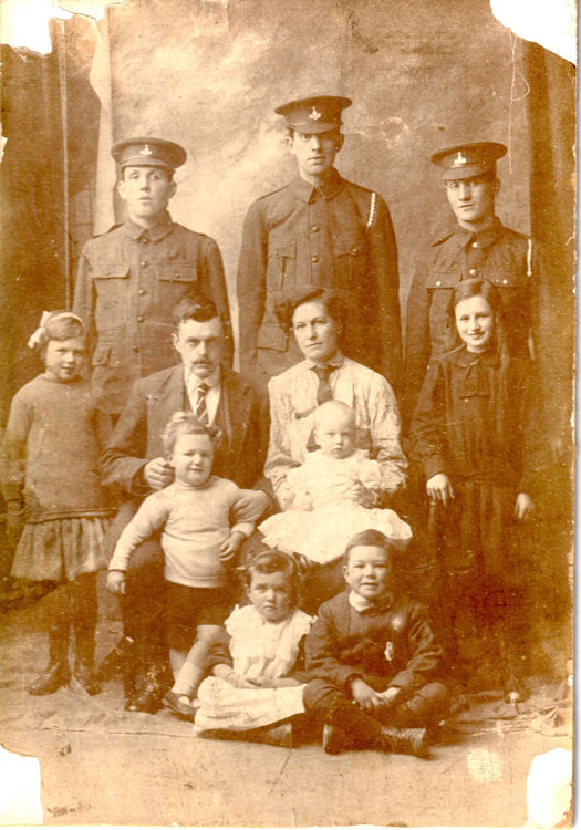 The Kite Family of Aylesbury, with whom the the three soldiers of the 10th Battalion were billeted.