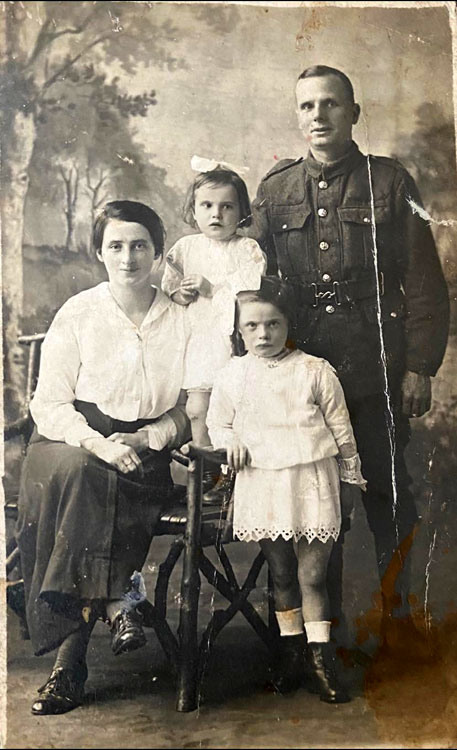 Private James Smith with his wife Elizabeth (Grady) and daughters Winifred and Eleanor
