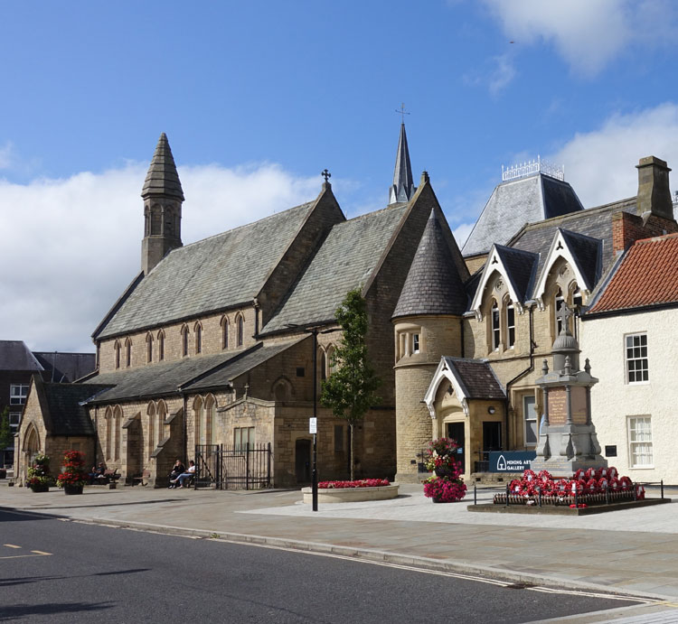 St. Anne's Church (left), Bishop Auckland, and the War Memorial